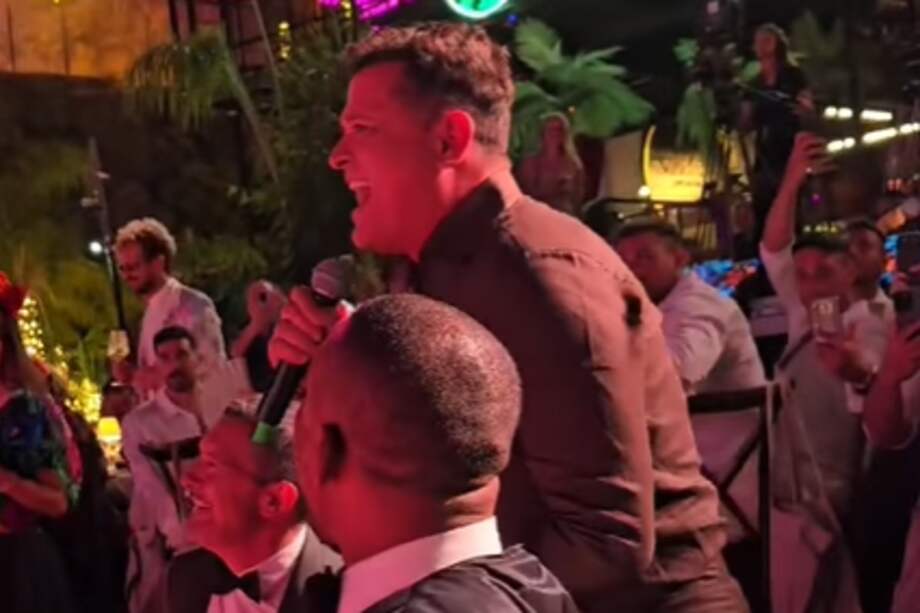Carlos Vives cantando "La Gota Fría" en Starlite, el evento benéfico organizado por Antonio Banderas.