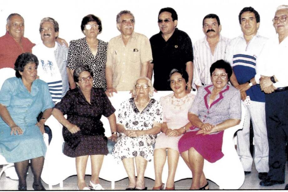 Los hijos del matrimonio García Márquez: arriba, de izquierda a derecha, Jaime, Alfredo Ricardo (fallecido), Ligia Esther, Gabriel José (el Nobel), Gustavo Adolfo, Hernando, Eligio Gabriel (fallecido) y Luis Enrique. Abajo, Germaine (hija sólo del padre), Margarita, Luisa Santiaga Márquez (la madre), Rita y Aída Rosa. / Cortesía revista Cromos