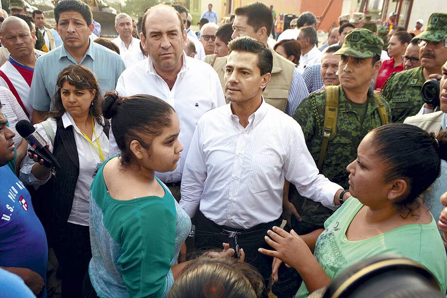 El presidente de México, Enrique Peña Nieto, habla con los residentes de Ciudad Acuña, Coahuila, estado de México, golpeado por un tornado que dejó al menos 13 muertos. / AFP