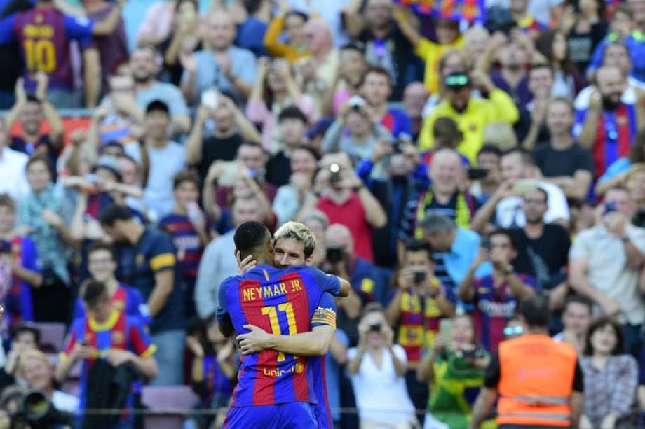 Messi y Neymar celebran el gol del regreso del argentino a las canchas. Foto: AFP