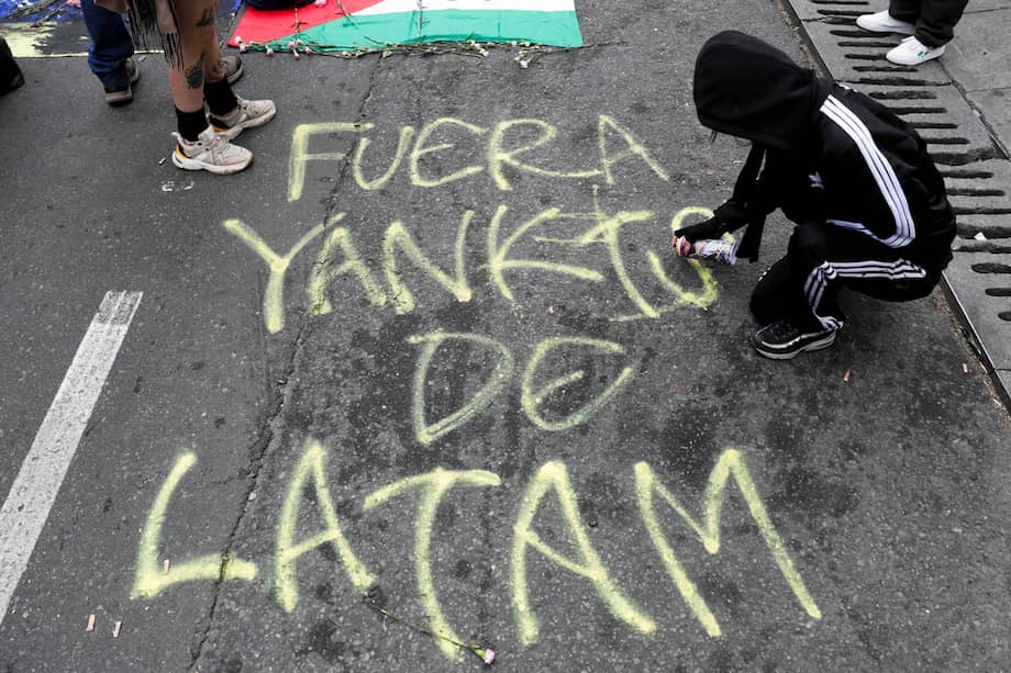 Personas participan de una protesta para rechazar el ataque de Estados Unidos a Venezuela este sábado, frente al consulado de Venezuela de Bogotá (Colombia).