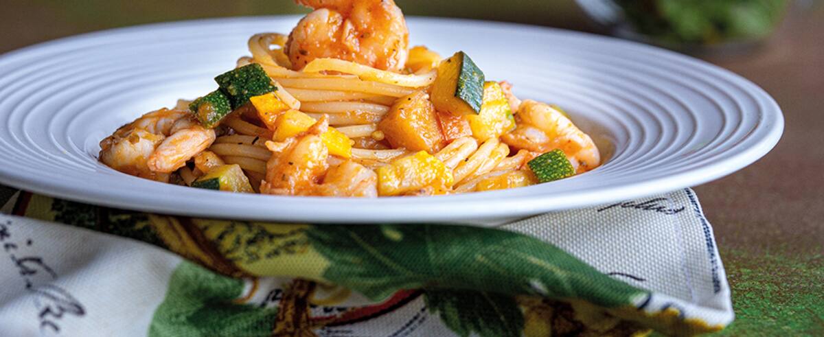 Puedes disfrutar de la pasta con muchos complementos, como los camarones, los champiñones o el pollo. De cualquier forma, es deliciosa.