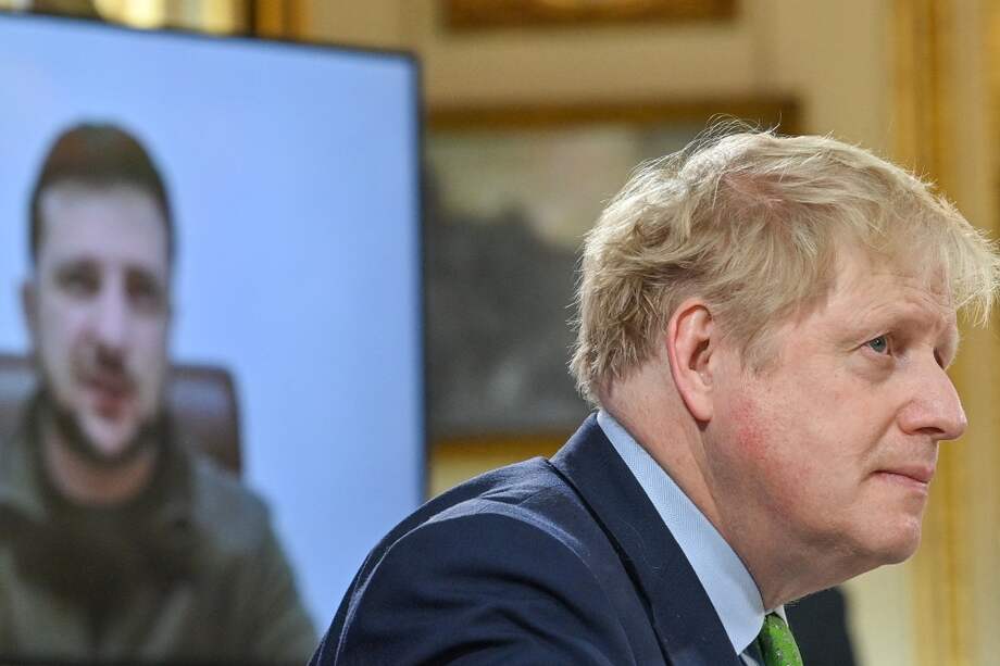 El primer ministro británico, Boris Johnson, escucha cómo el presidente de Ucrania, Volodymyr Zelensky, se dirige por videoconferencia a los asistentes a una reunión con la coalición de 10 estados. - Imagen de referencia