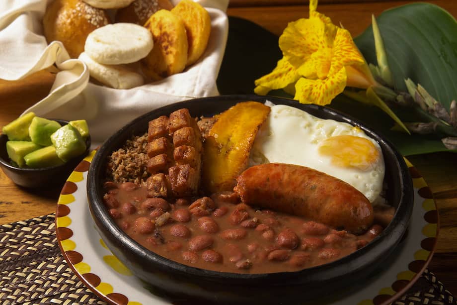 Sirve estos fríjoles colombianos en cazuela o en la tradicional bandeja paisa.