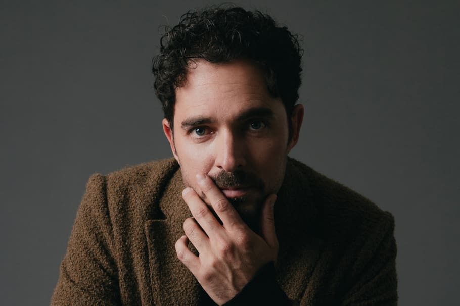 El actor Manolo Cardona se encuentra al aire en el canal Caracol gracias a la repetición de la serie.