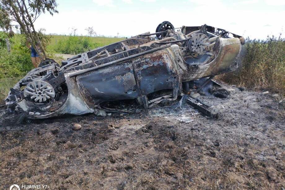 El vehículo en el que se movilizaban quedó totalmente calcinado.