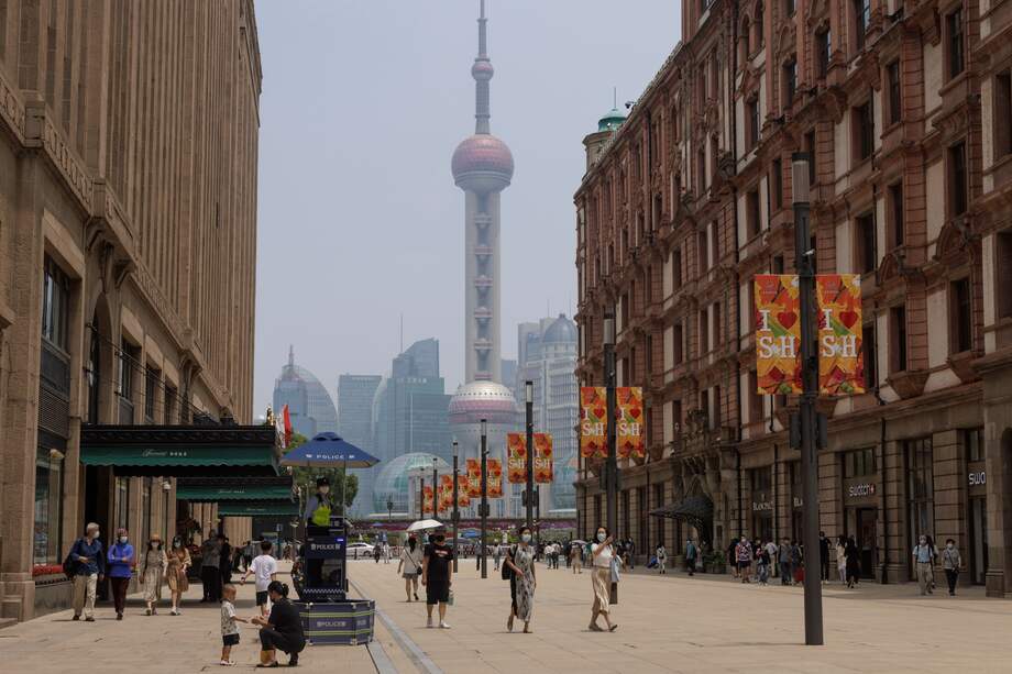 La gente visitó la principal zona turística y comercial de Nanjing Road, que fue reabierta en Shanghái, después de la relajación de las restricciones tomadas frente al COVID-19.