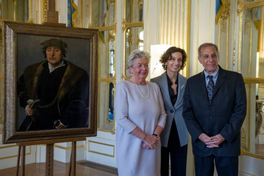 Los herederos de la familia, Henrietta Schubert y Christopher Bromberg (en las esquinas), recibieron la obra de manos de Audrey Azoulay. / EFE