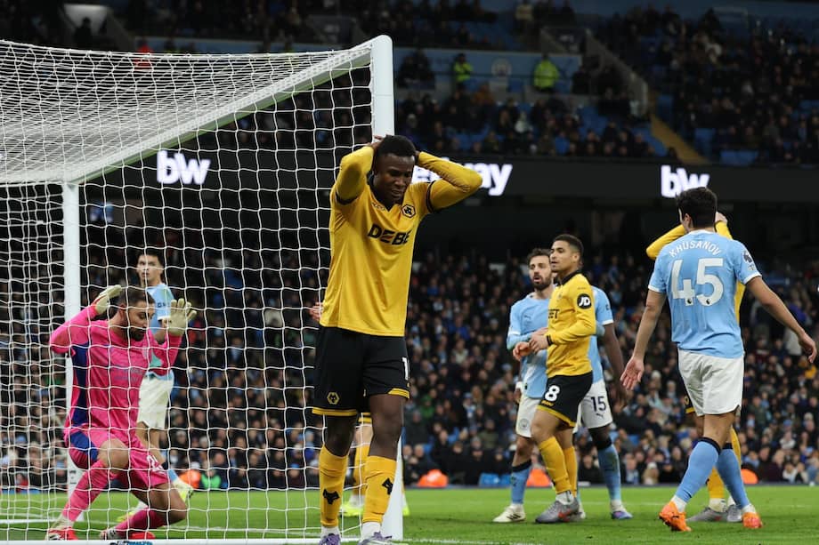 Yerson Mosquera estuvo cerca de anotar pero su remate se estrelló en el travesaño.