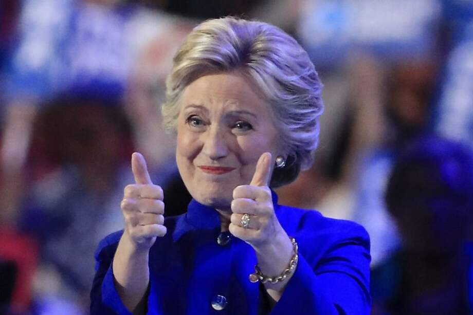 La aspirante a la Casa Blanca apareció este miércoles por sorpresa en la Convención y se fundió en un abrazo con el presidente Barack Obama, quien dio un poderoso discurso a favor de su nominación. /EFE