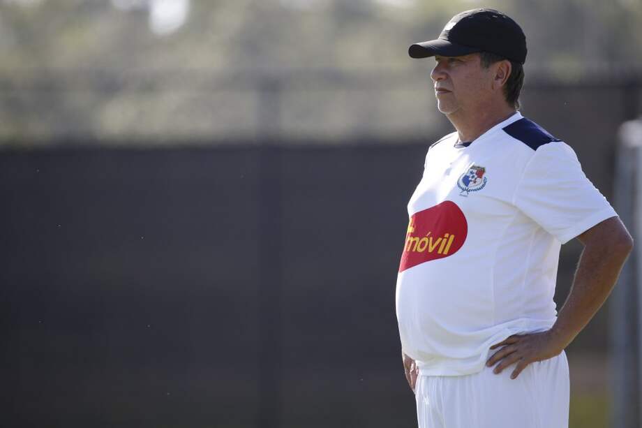 El técnico colombiano Hernán Darío Gómez, de 60 años, está satisfecho con el papel que cumple con la selección de Panamá. / EFE