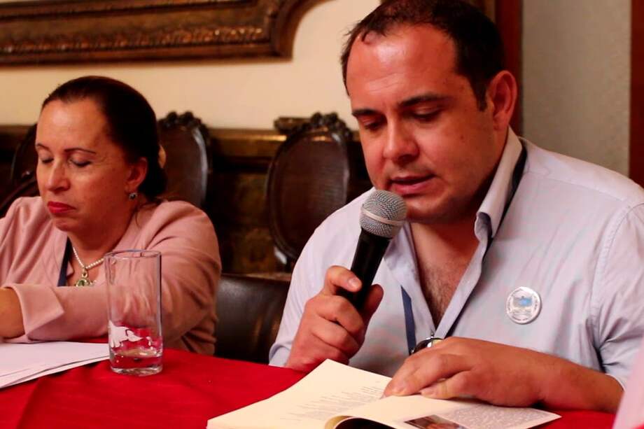 El poeta español Fermín Fernández Belloso, fallecido en abril de este año, durante la presentación de una de sus obras. / Cortesía