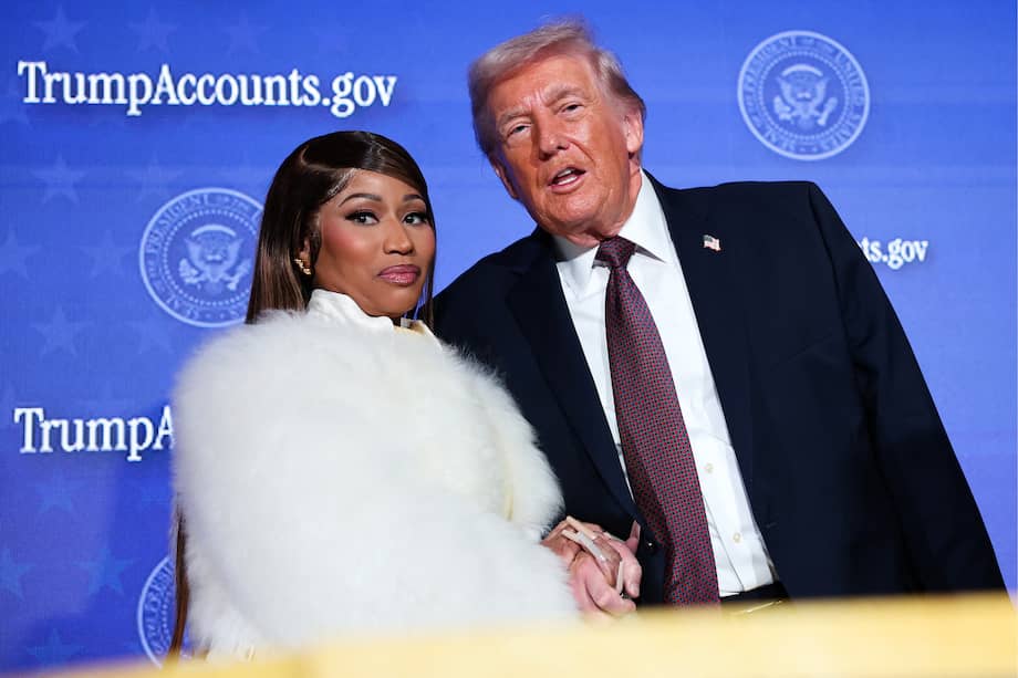La cantante Nicki Minaj (izq.) se une al presidente estadounidense Donald Trump en el escenario mientras pronuncia un discurso durante la Cumbre de Cuentas de Trump del Departamento del Tesoro.