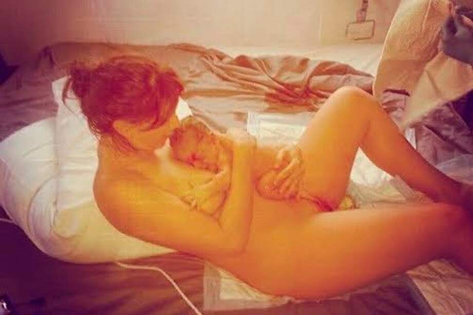 Mujer comparte su parto en redes sociales