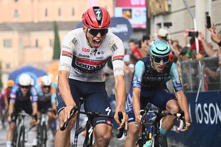 Egan Bernal entró con el grupo principal y se alista para una de las grandes pruebas de la tercera semana en la Corsa Rosa.