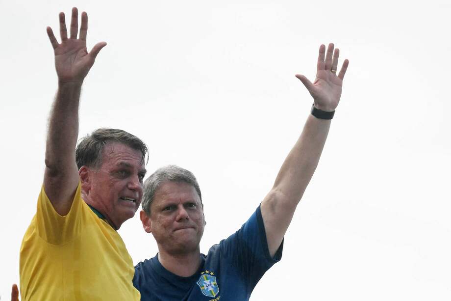 El expresidente de Brasil, Jair Bolsonaro (i), saluda junto al gobernador de Sao Paulo, Tarcisio de Freitas.