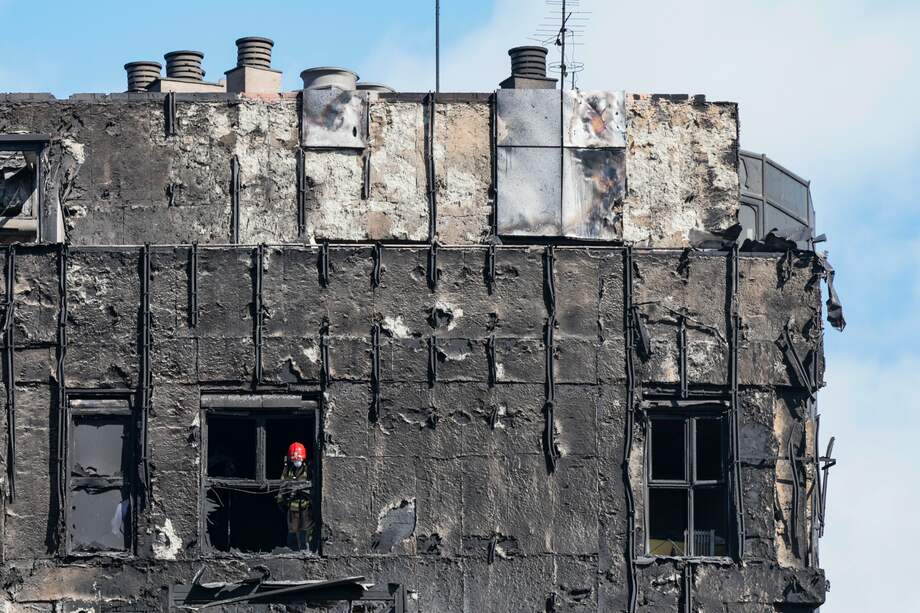 Los bomberos han accedido hasta los pisos superiores del edificio incendiado en el barrio de Campanar de València para tratar de localizar a las posibles víctimas.