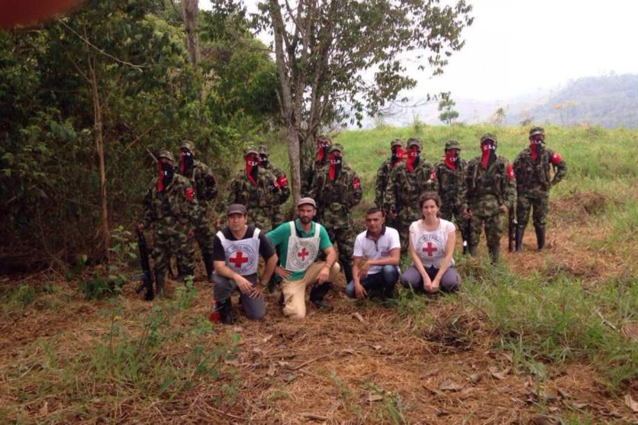 Primera imagen de la liberación de patrullero Héctor Germán Pérez (camiseta verde). /Cicr