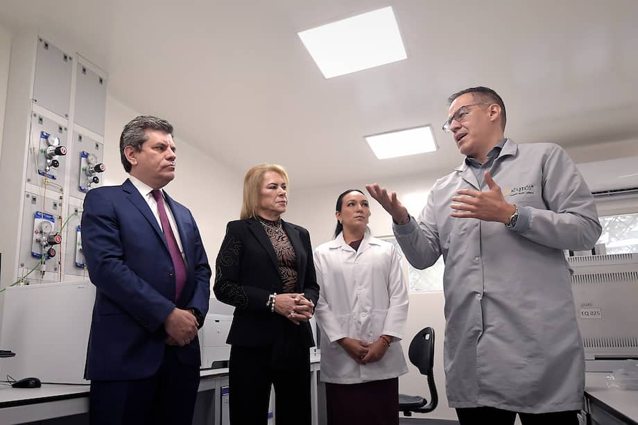 Manuel Esteban Acevedo (primero a la izquierda), rector de la UDCA, y Patricia Duque (segunda de izquierda a derecha), ministra del Deportes, en el laboratorio del Centro de Alto Rendimiento.