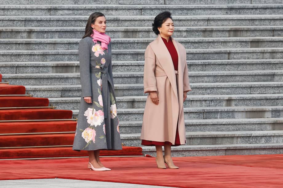 La reina Letizia y Peng Liyuan, esposa del presidente chino, Xi Jinping, en el recibimiento celebrado en Pekín en la segunda jornada del viaje de Estado de los reyes a China. /EFE/ Chema Moya