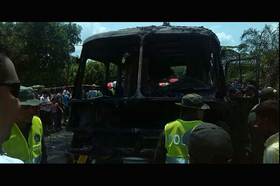 Así quedó el automotor que transportaba a cerca de 30 niños, luego de explotar en Fundación, Magdalena. / ‘El Heraldo’