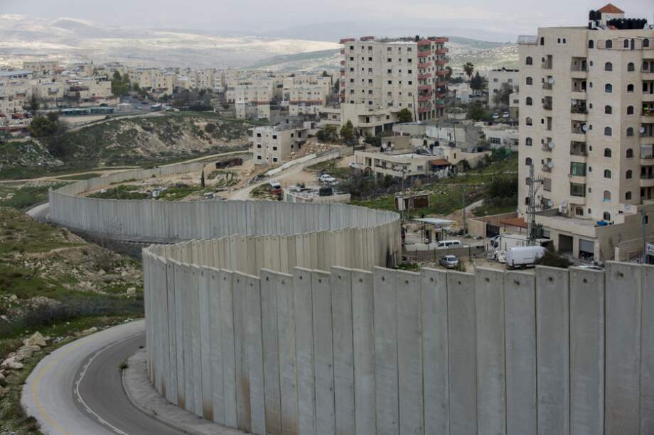 El muro israelí que separa el campo de refugiados de Shuafat, el único situado en la jurisdicción de Jerusalén. / EFE.