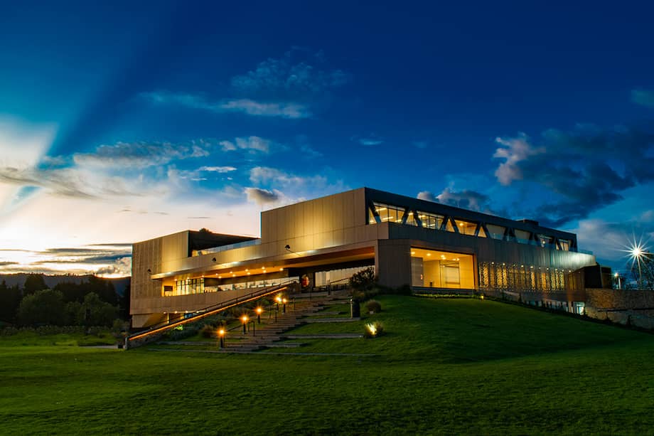 El colegio Tomás Moro de Quito y el Gimnasio Colombo Británico GCB de Bogotá.