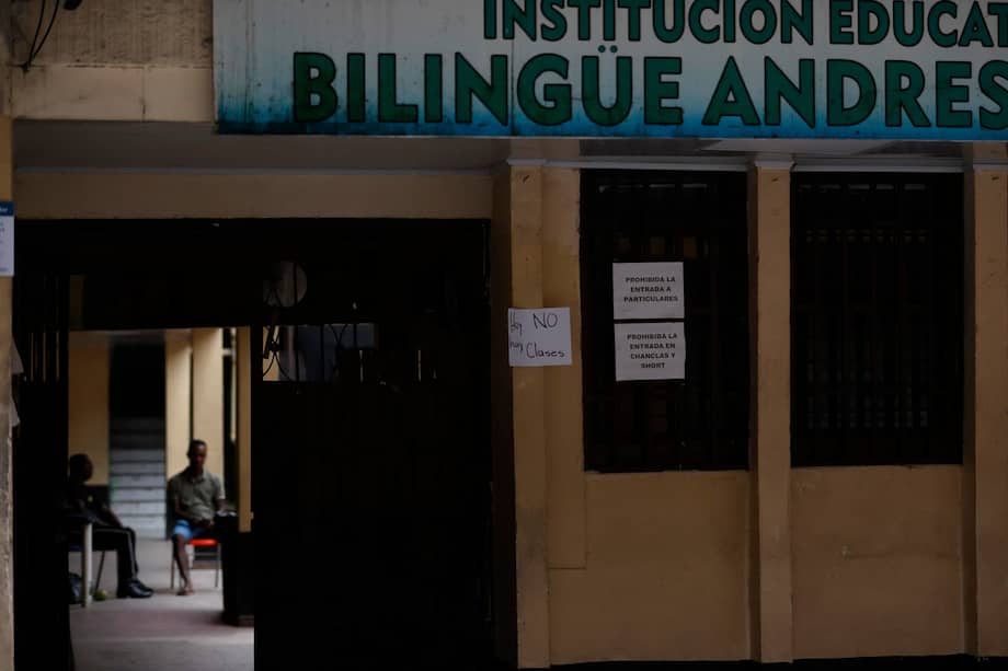 Fotografía del 14 de agosto de 2026 que muestra carteles en el exterior de la institución educativa Andrés Bello en Istmina (Colombia). EFE/Mauricio Dueñas Castañeda