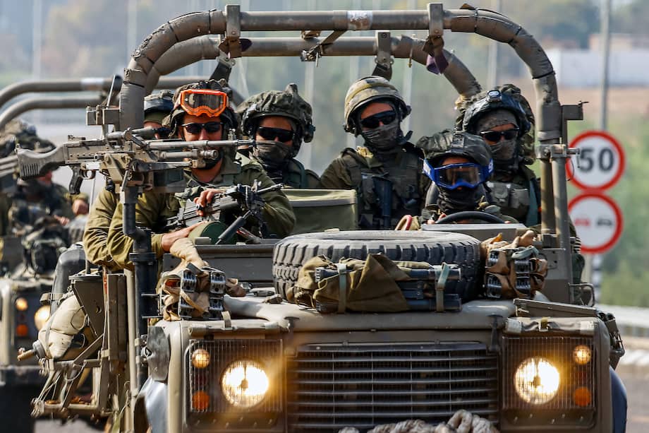 Soldados israelíes patrullan en una calle de Sderot, cerca de la frontera con Gaza, en Israel, 28 de octubre de 2023.