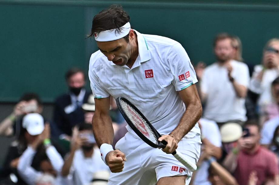 Roger Federer celebra su paso a los octavos de final de Wimbledon.