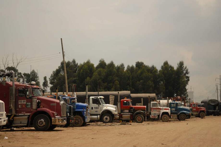 De acuerdo con Colfecar, 71.000 camiones son modelos anteriores a 1990 y ya deben salir de circulación. / Archivo