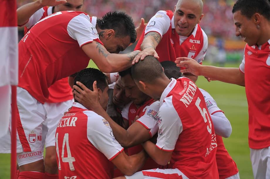 Jugadores de Santa Fe felicitan a Carlos valdés por el gol que le anotó a Millonarios. / Andrés Torres