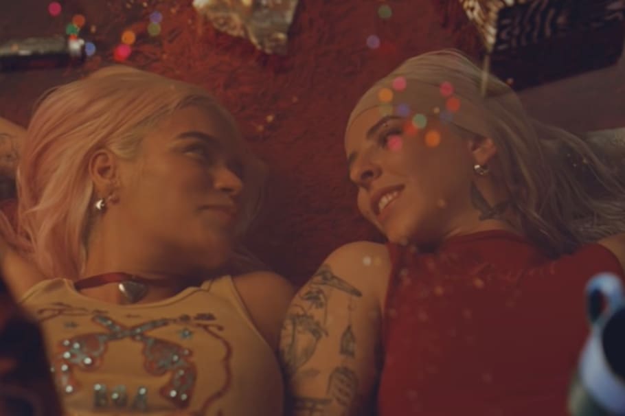 La ‘bichota’ grabó el videoclip del tema con la rapera Young Miko. En el audiovisual, las dos artistas interpretan a una pareja muy enamorada.