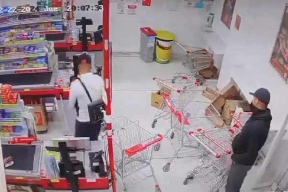 La noche del jueves 22 de febrero dos sujetos armados ingresaron a una tienda de la cadena D1 en Fontibón y se llevaron el dinero de las cajas registradoras.
