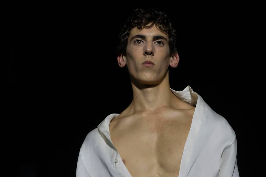 Un modelo desfila por la pasarela con una creación de Carlota Barrera durante la tercera jornada de la 080 Barcelona Fashion. De Jonathan Anderson a Harris Reed, de Gvasalia a Jacquemus, las colecciones femeninas están mayoritariamente en manos masculinas, pero por contra en el ABC de la moda de hombre hay diseñadoras de prestigio como Silvia Venturini, Martine Rose, Yoon Ahn o Carlota Barrera que desarrollan su creatividad dando luz al armario masculino. / EFE/ Marta Pérez