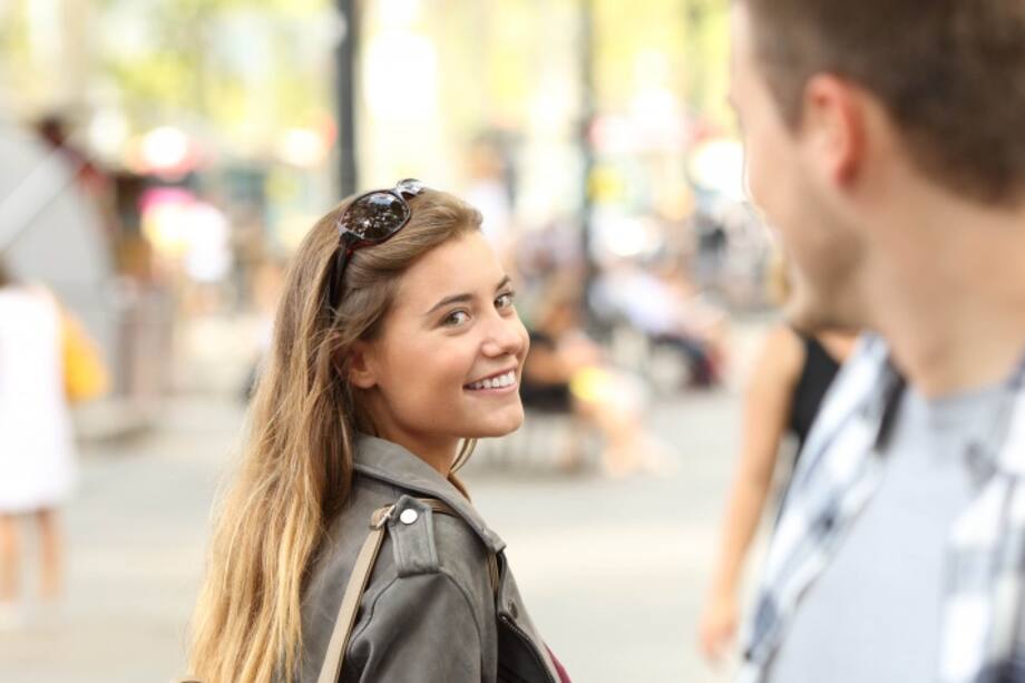 hombre mirando a una mujer en la calle