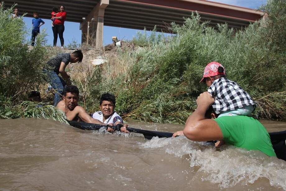 Migrantes centroamericanos cruzan el Río Bravo, debajo del puente Internacional en la fronteriza Ciudad Juárez, en el estado de Chihuahua (México).
/ EFE