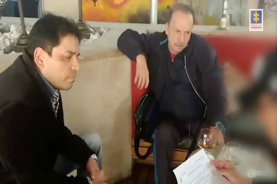 Carlos Julián Bermeo y el exsenador Gil Castillo en el momento de su captura en un hotel al norte de Bogotá. / Cortesía