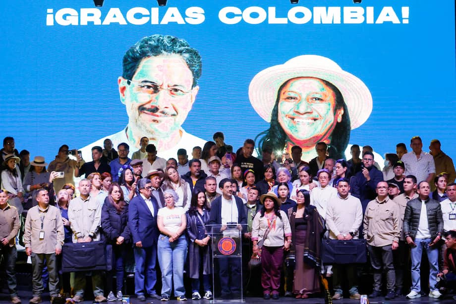 El candidato presidencial Iván Cepeda, durante su discurso en Bogotá después del preconteo.