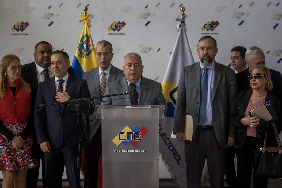 El presidente del Consejo Nacional Electoral (CNE) de Venezuela, Elvis Amoroso (c), y el presidente de la Comisión Nacional de Primarias, Jesús María Casal, ofrecen una rueda de prensa en Caracas (Venezuela).