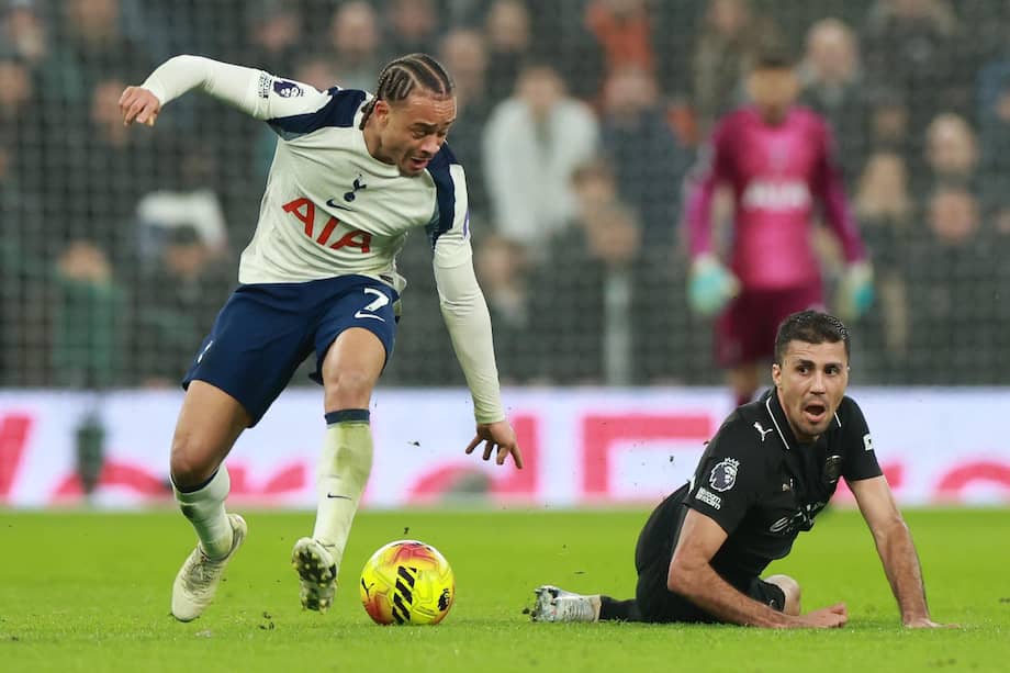Xavi Simons de Tottenham y Rodri de Manchester City durante el partido de Premier League entre ambos equipos este primero de febrero de 2026 en Londres, Inglaterra.
