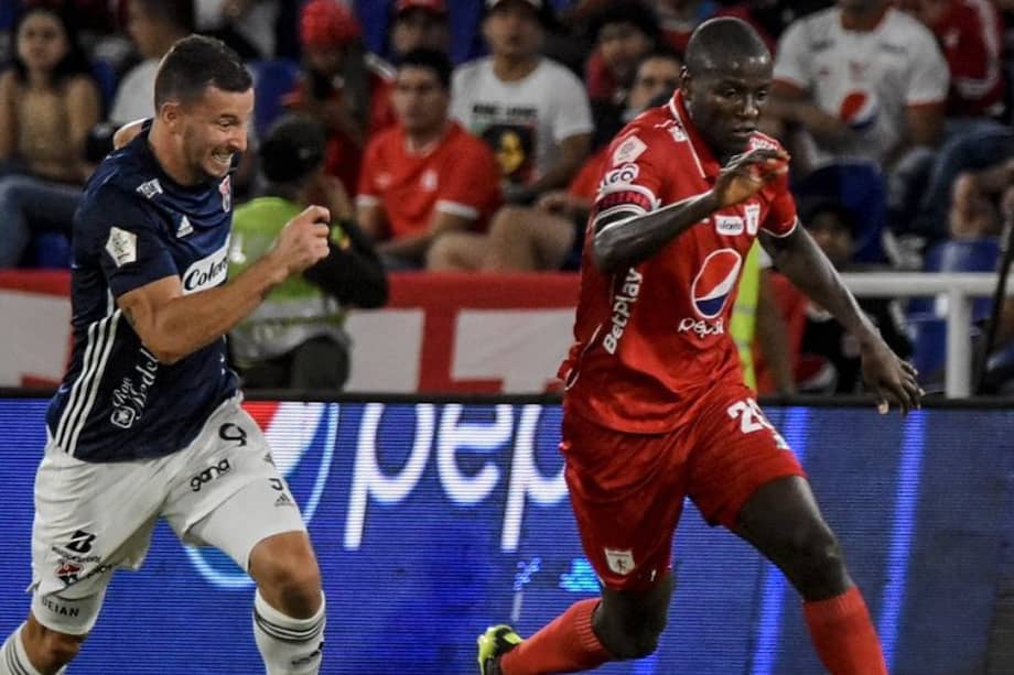 Luciano Pons (izquierda) delantero de Medellín y Adrián Ramos, atacante de América.