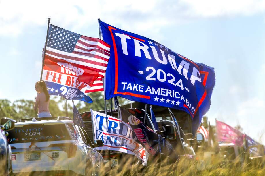 Simpatizantes del expresidente estadounidense y actual candidato presidencial republicano Donald Trump asisten al 'Trump Parade' en West Palm Beach, Florida, EE. UU., el 03 de noviembre de 2024.