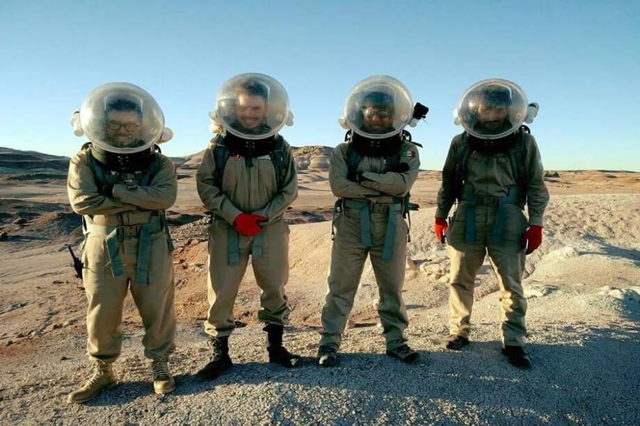 Un mexicano, una peruana y un colombiano simularán la vida en Marte. Aquí Team Latam I durante una actividad extra-vehicular (EVA). / UNAM