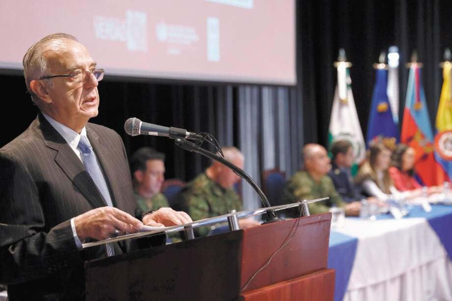 El ministro de Defensa, Iván Velásquez, ha respaldado la paz total de Petro. / Carlos Ortega - EFE