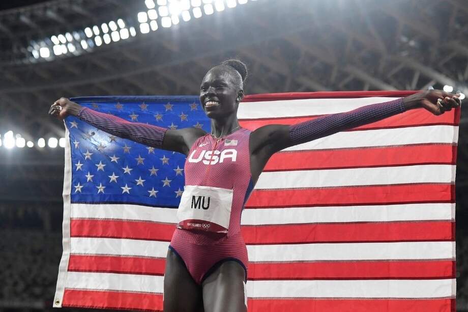 Athing Mu con la bandera de Estados Unidos, tras ganar la medalla de oro en los 800 metros.