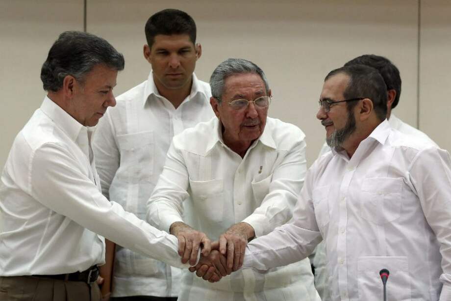 En septiembre de 2016, el entonces presidente Santos y 'Timochenko', líder de las FARC, sellaron la paz. / EFE