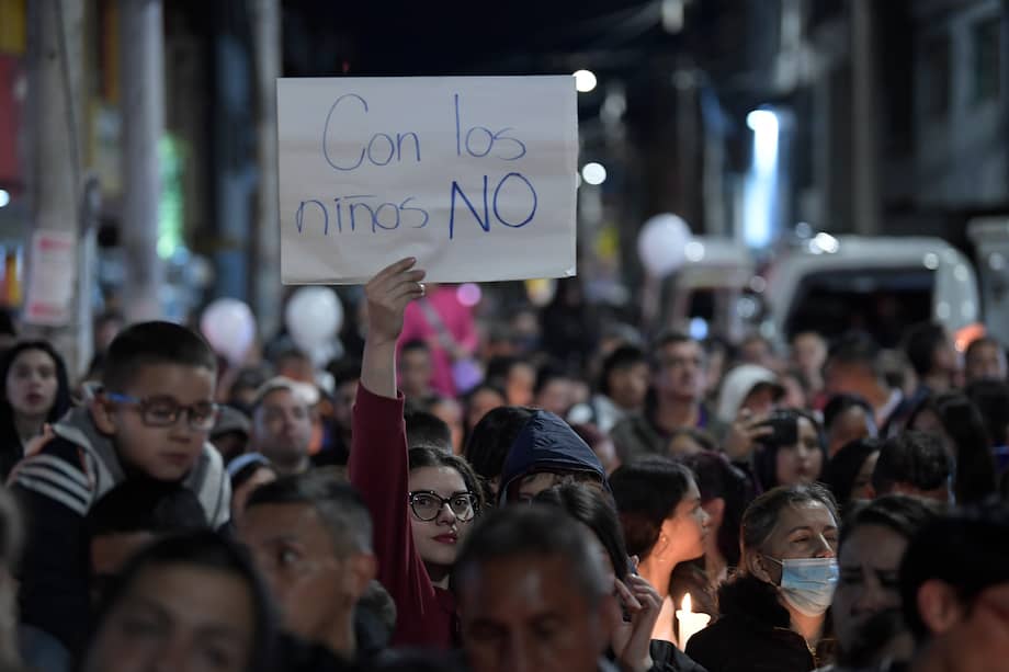 Velatón frente a la casa donde ocurrió el asesinato de los hermanos Santy Steban de 4 años y Susan Beltrán Ramírez de 7 años, a manos de Darwin Beltrán, su padre, hechos que ocurrieron en el barrio Las Ferias.
