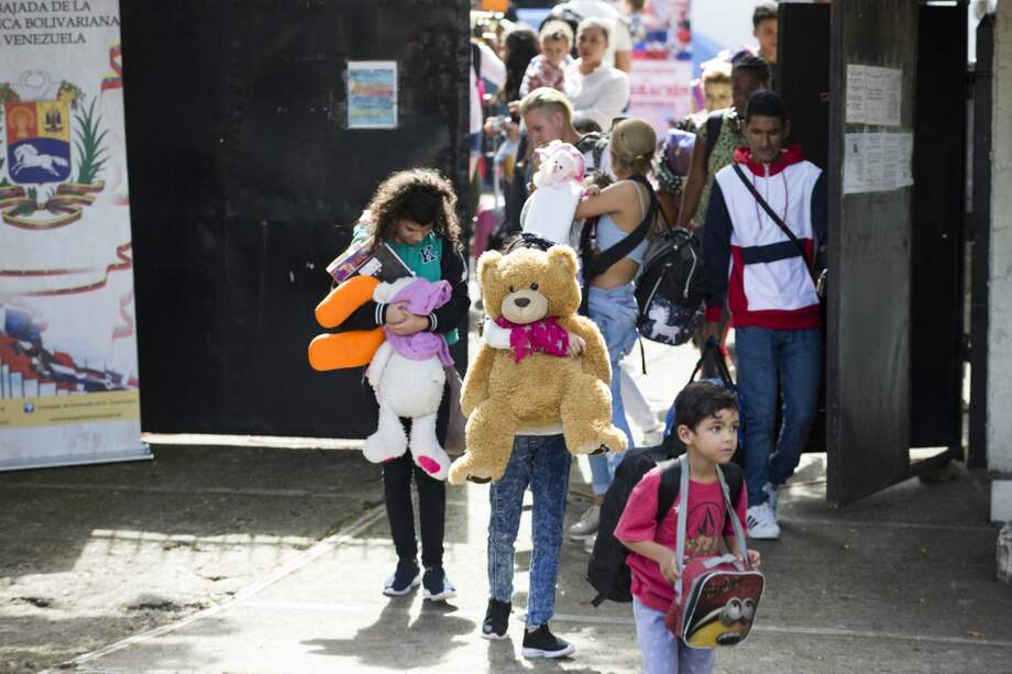 Familias venezolanas en República Dominicana alistándose para regresar voluntariamente a su país en un avión enviado por el gobierno de Nicolás Maduro, dentro del plan "Vuelta a la Patria". / EFE.