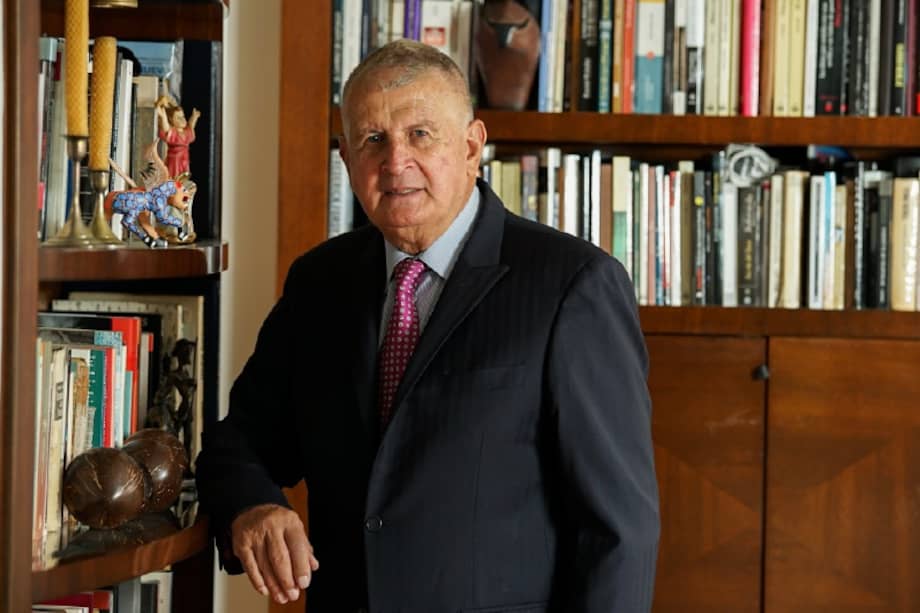 En 2021, Roberto Gil de Mares ganó el Premio Internacional de Literatura Rubén Darío por su libro más reciente: "Cuando se acerca la noche". / Archivo particular